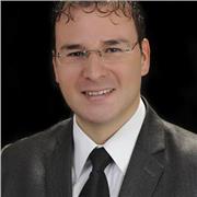 Profesor que imparte clases de coaching y liderazgo a personas que lideran personas en organizaciones